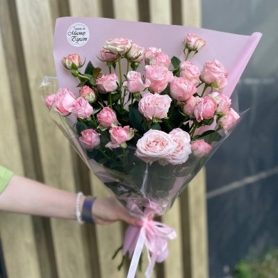 Букет из 7 кустовых роз Бомбастик в упаковку