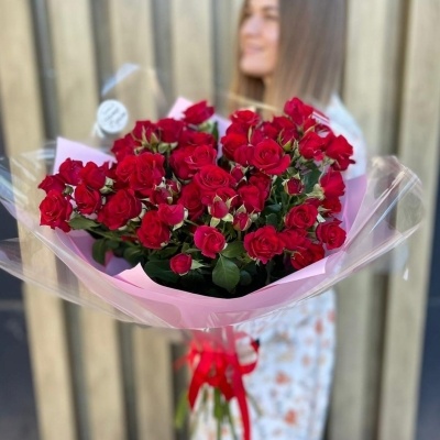 Букет из 19 кустовых красных роз