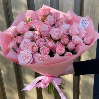Букет из 25 кустовых роз Бомбастик в упаковку