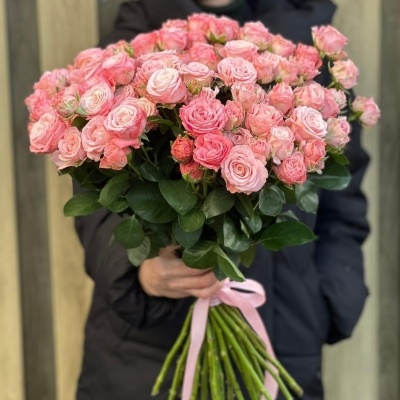 Букет из 25 кустовых роз Бомбастик 